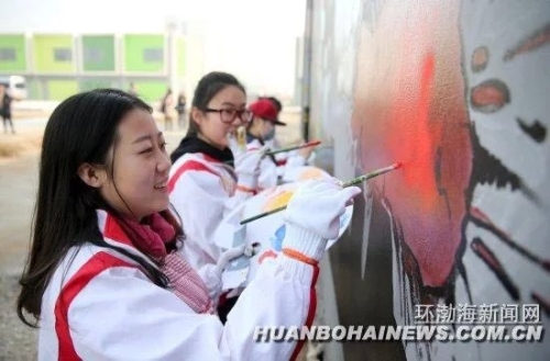 省内多家媒体报道我校美术系大学生志愿者为曹妃甸大学城公益涂鸦活动